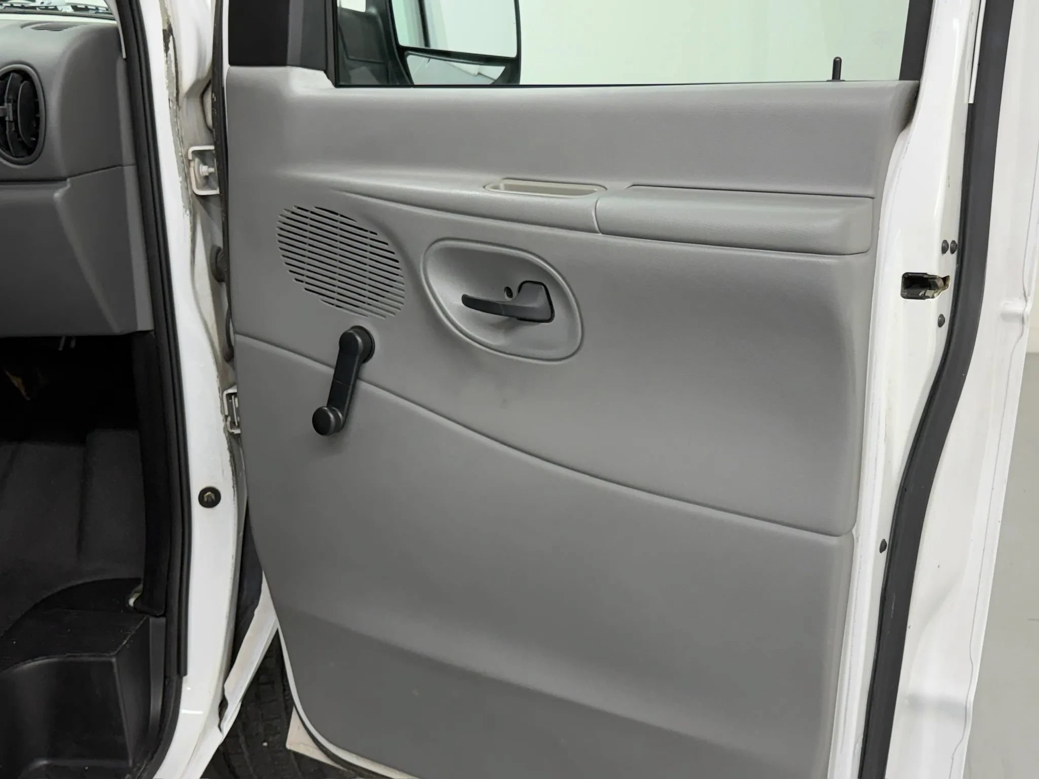 Used 2003 Ford E-350 and Econoline 350 XL RWD image 67