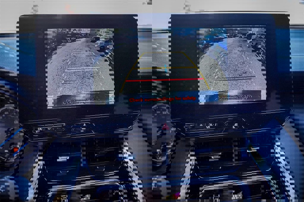 Used 2024 Toyota Venza LE image 18