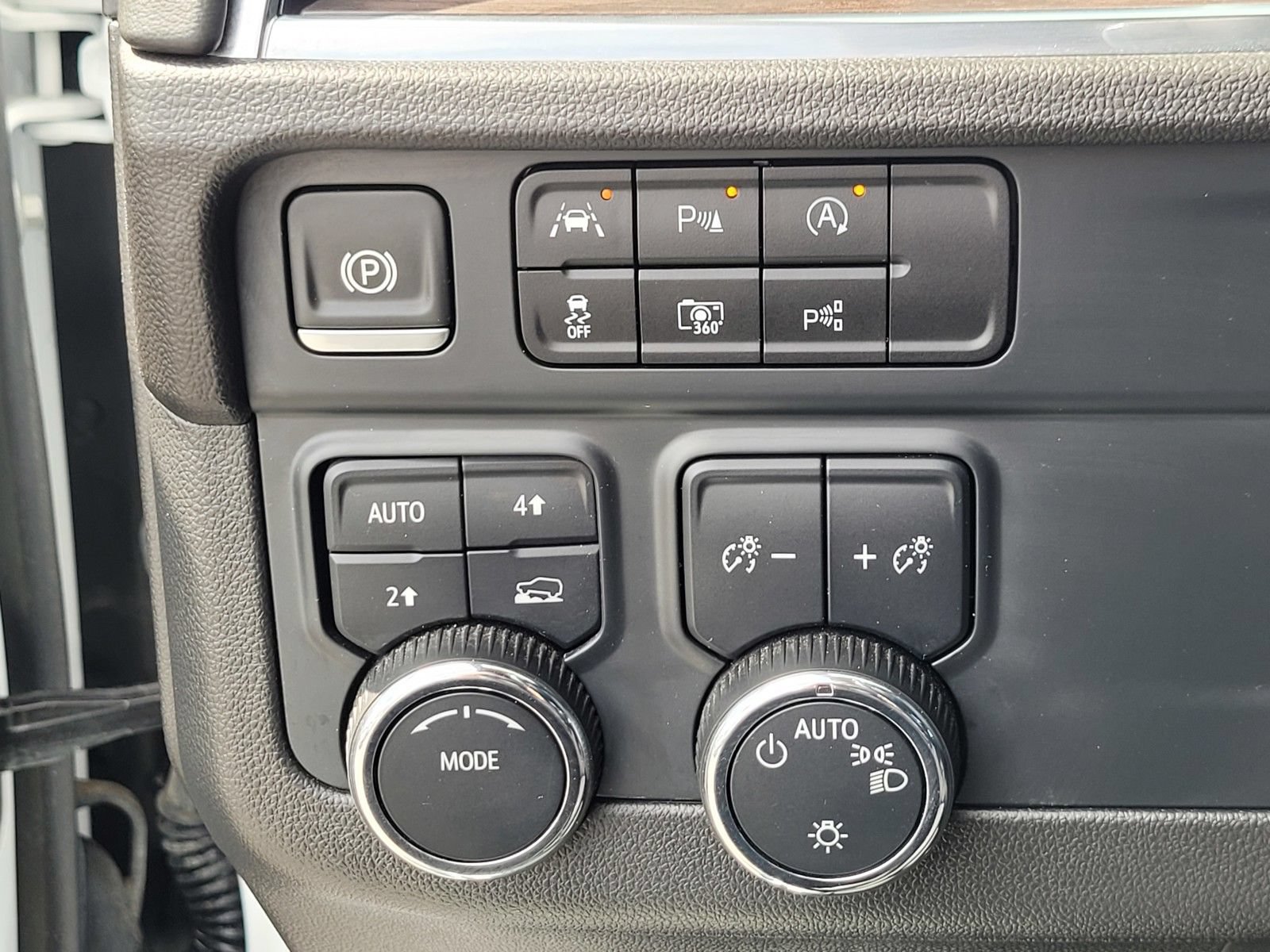 Used 2025 Chevrolet Suburban LT AWD/4WD image 27