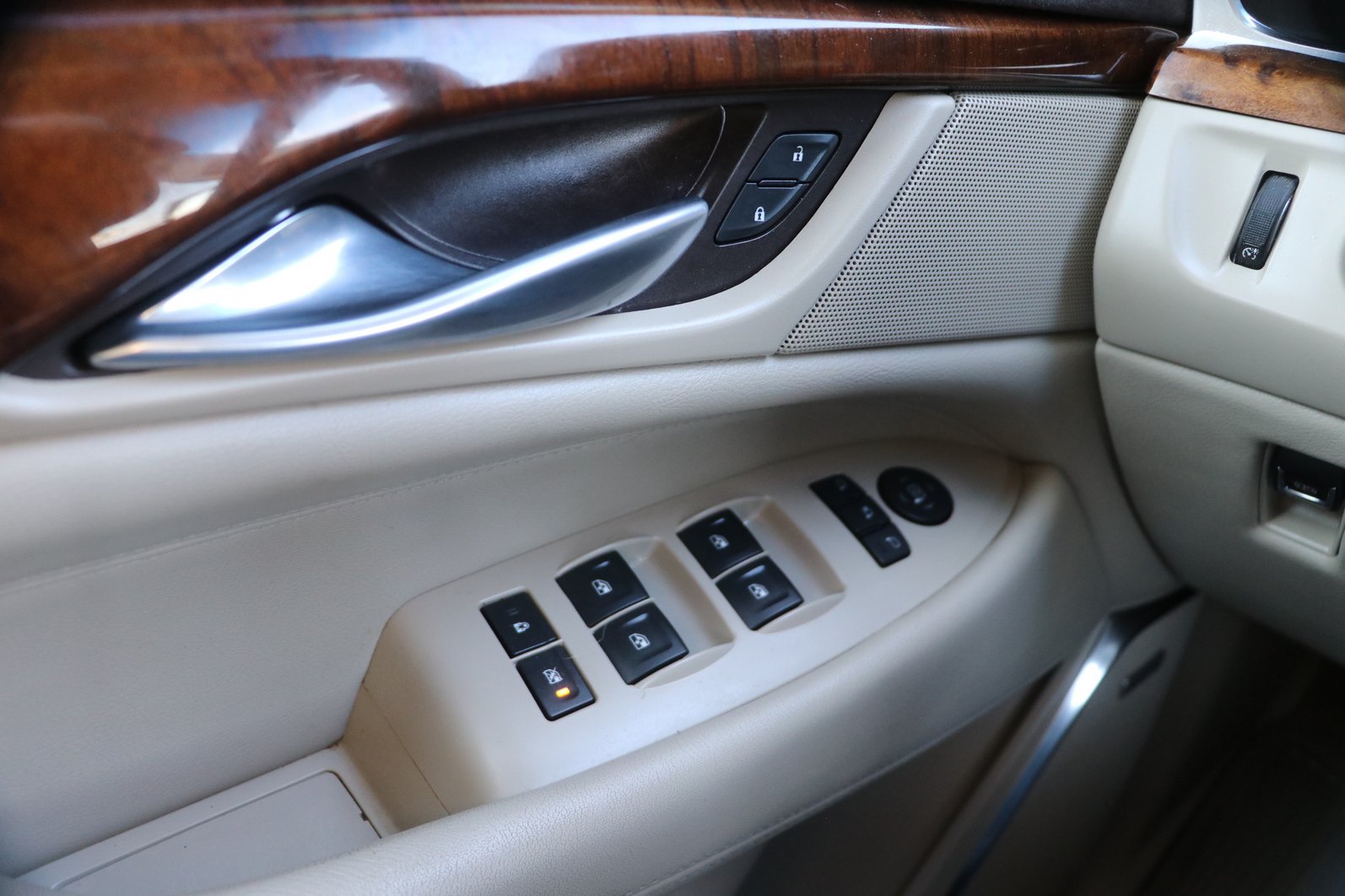 Used 2015 Cadillac Escalade Premium AWD/4WD image 11