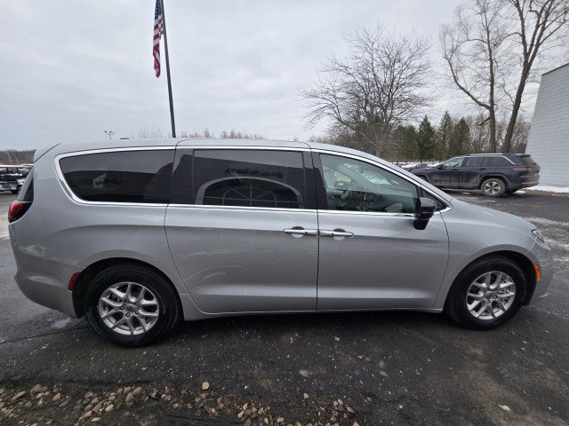 Used 2024 Chrysler Pacifica Touring-L image 7