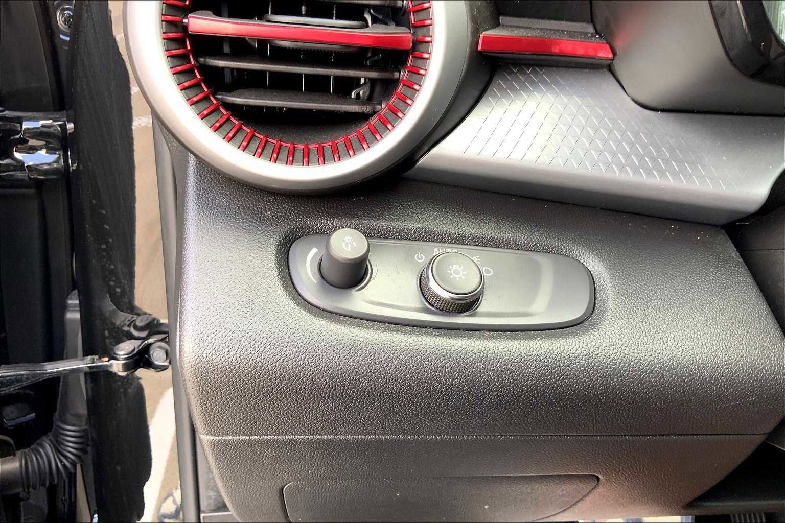 Certified 2024 Chevrolet Trax RS image 34