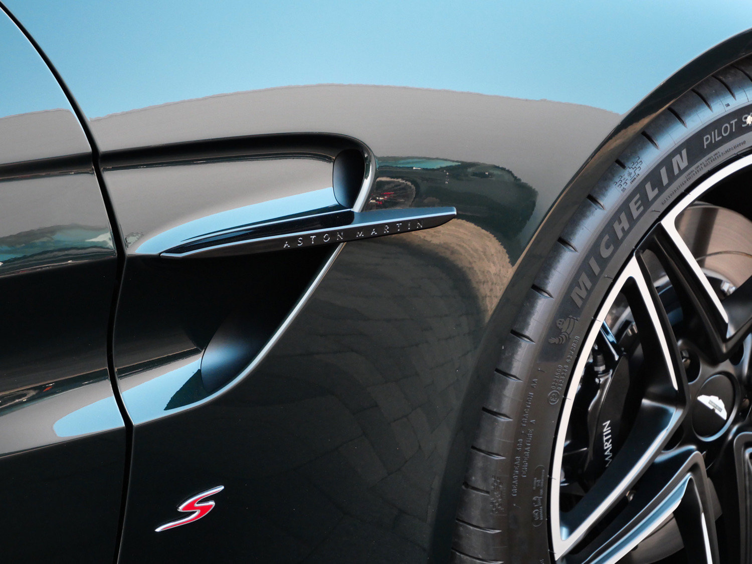 New 2026 Aston Martin V8 Vantage S RWD image 9