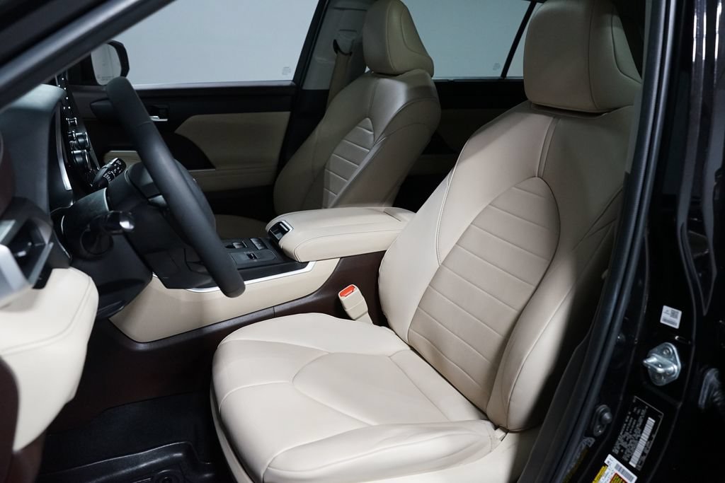 Certified 2021 Toyota Highlander XLE FWD image 26