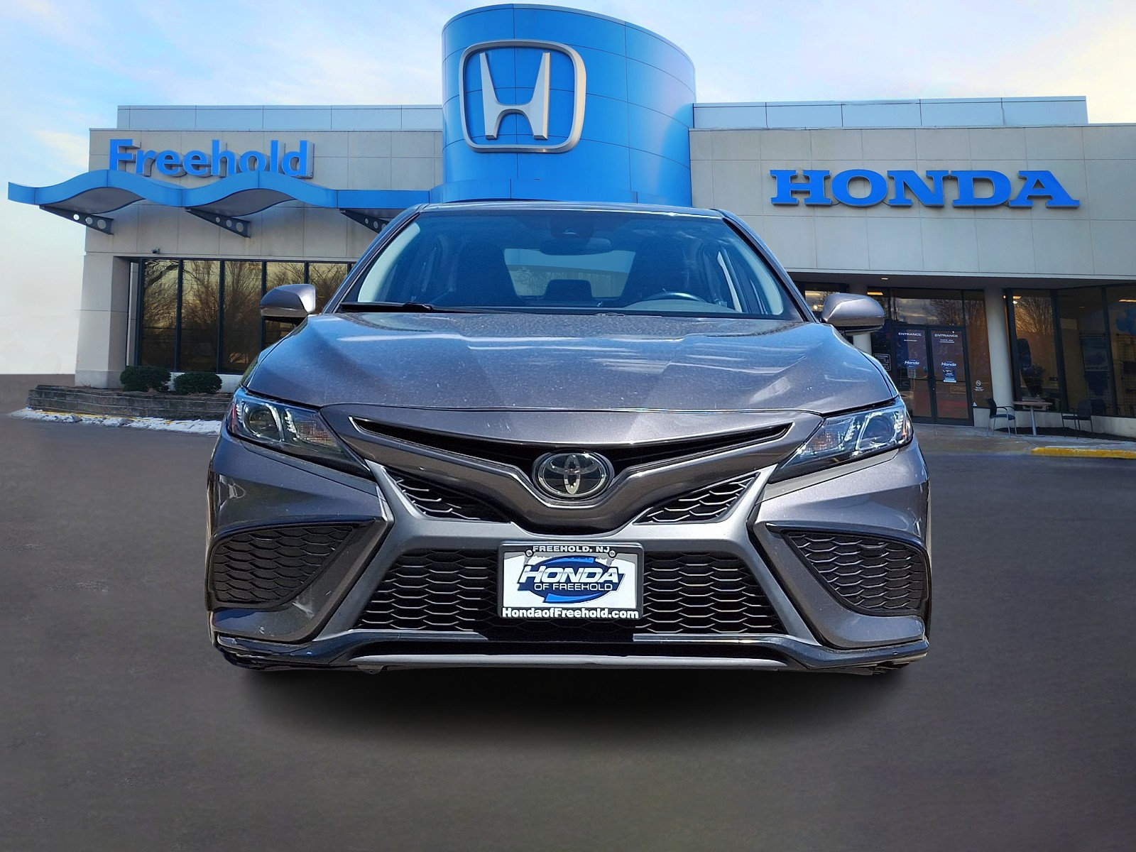 Used 2021 Toyota Camry SE FWD image 2