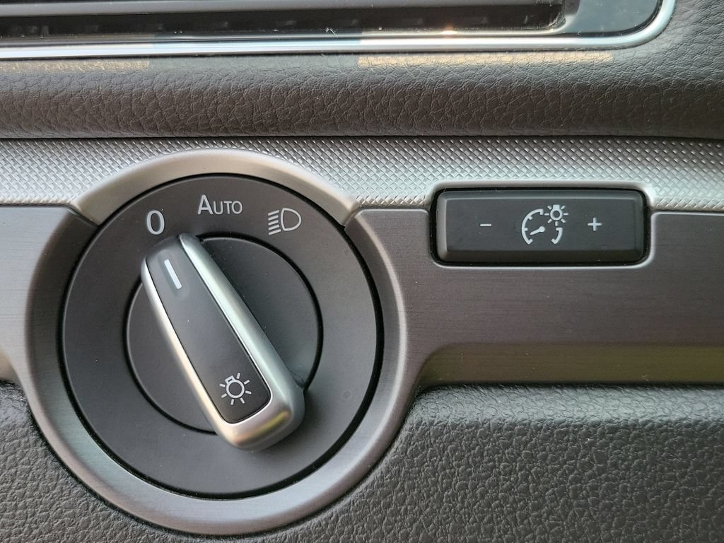 Used 2018 Volkswagen Passat 2.0T FWD image 19