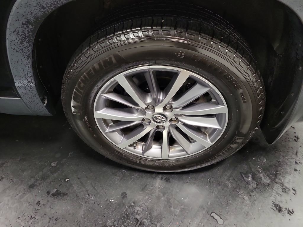 Used 2019 Toyota Highlander XLE AWD/4WD image 10