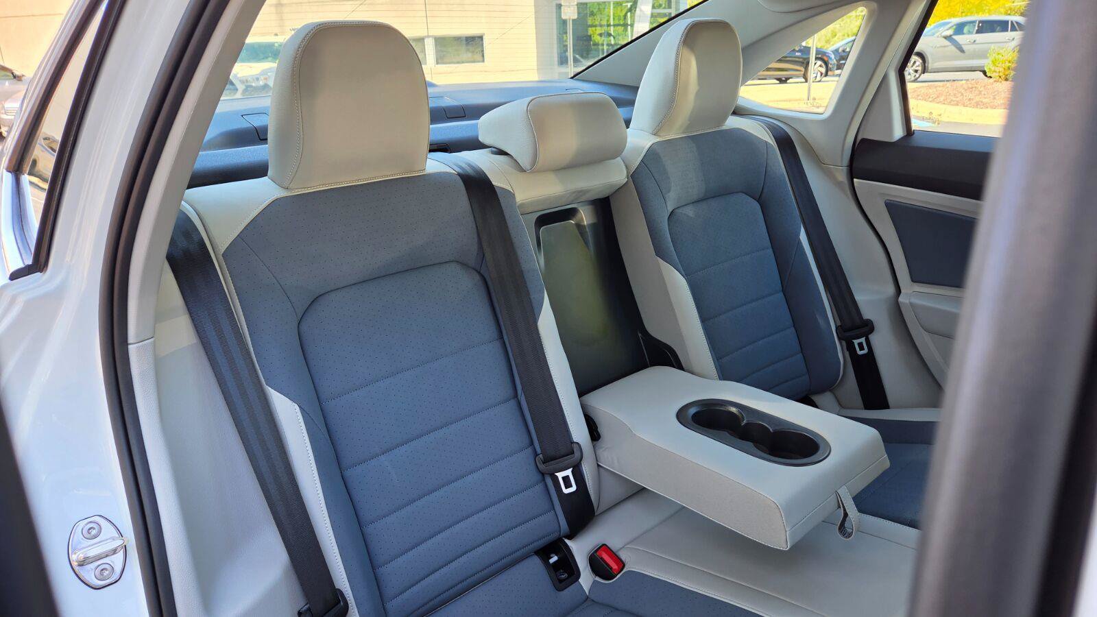 Certified 2025 Volkswagen Jetta SE w/ Sunroof Package FWD image 61