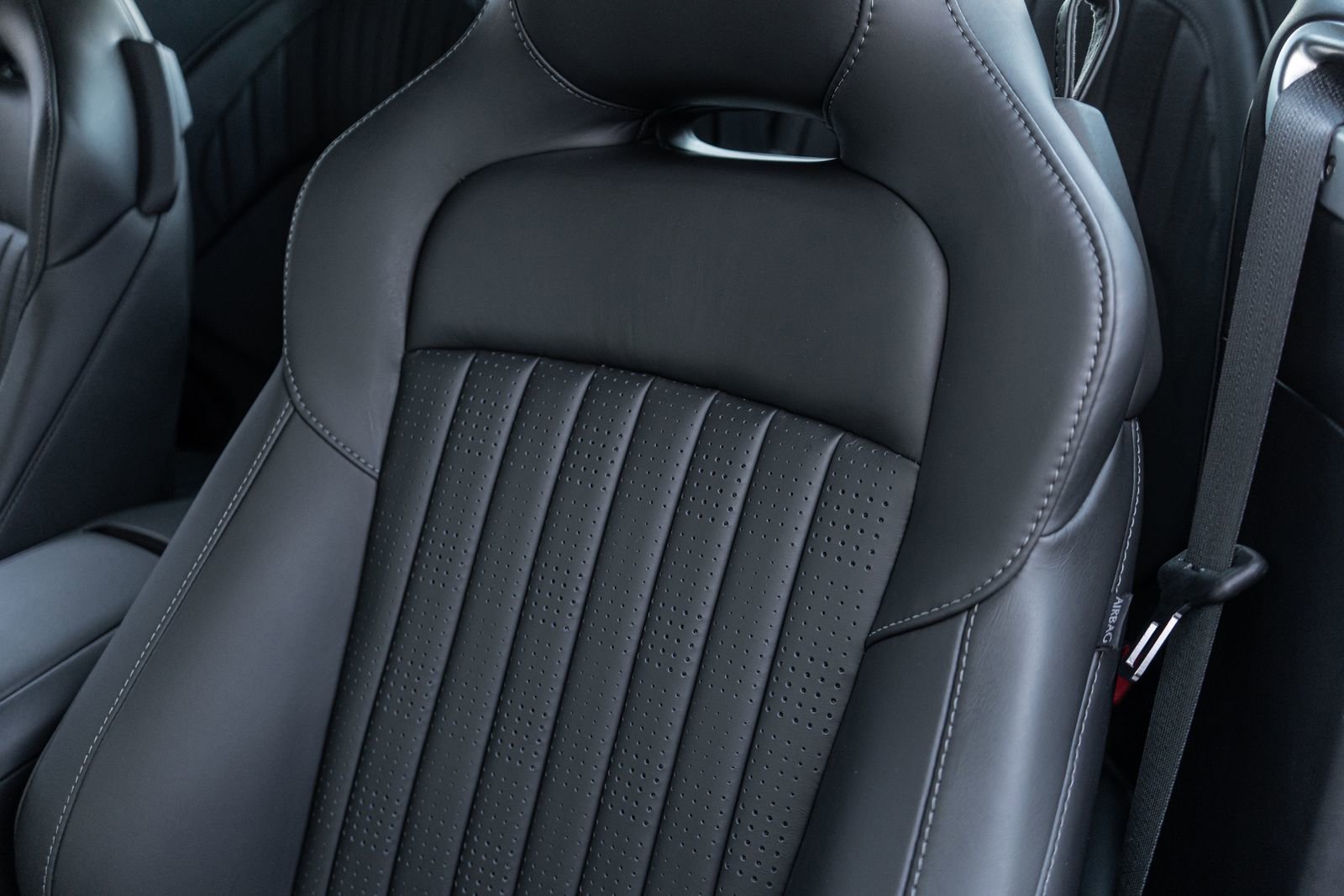 Used 2026 Aston Martin DB12 Coupe image 28