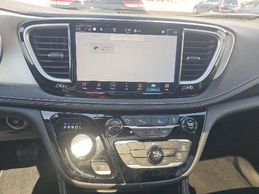 Used 2024 Chrysler Pacifica Premium FWD image 4
