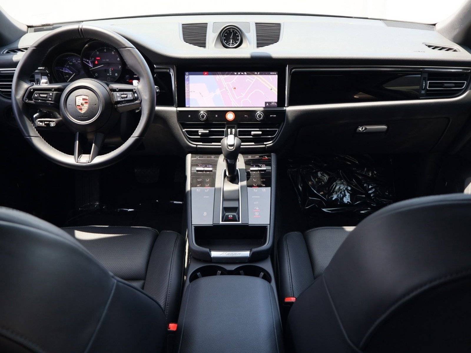 Certified 2025 Porsche Macan AWD/4WD image 21