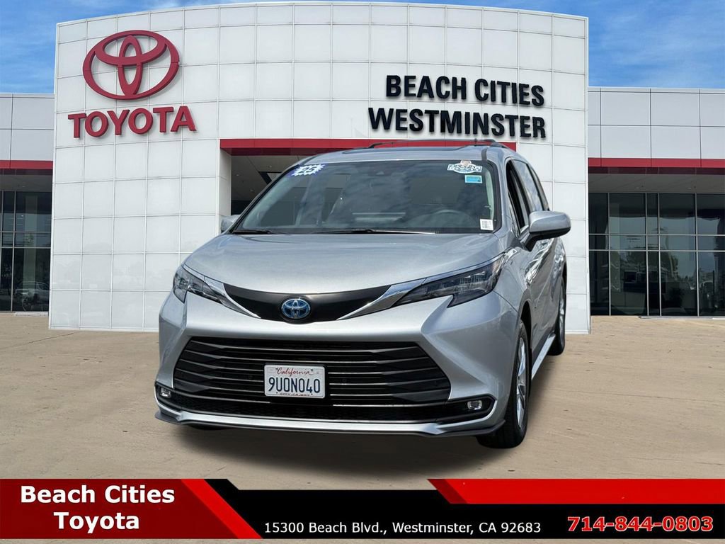 Used 2025 Toyota Sienna XLE w/ XLE Plus Package FWD image 5