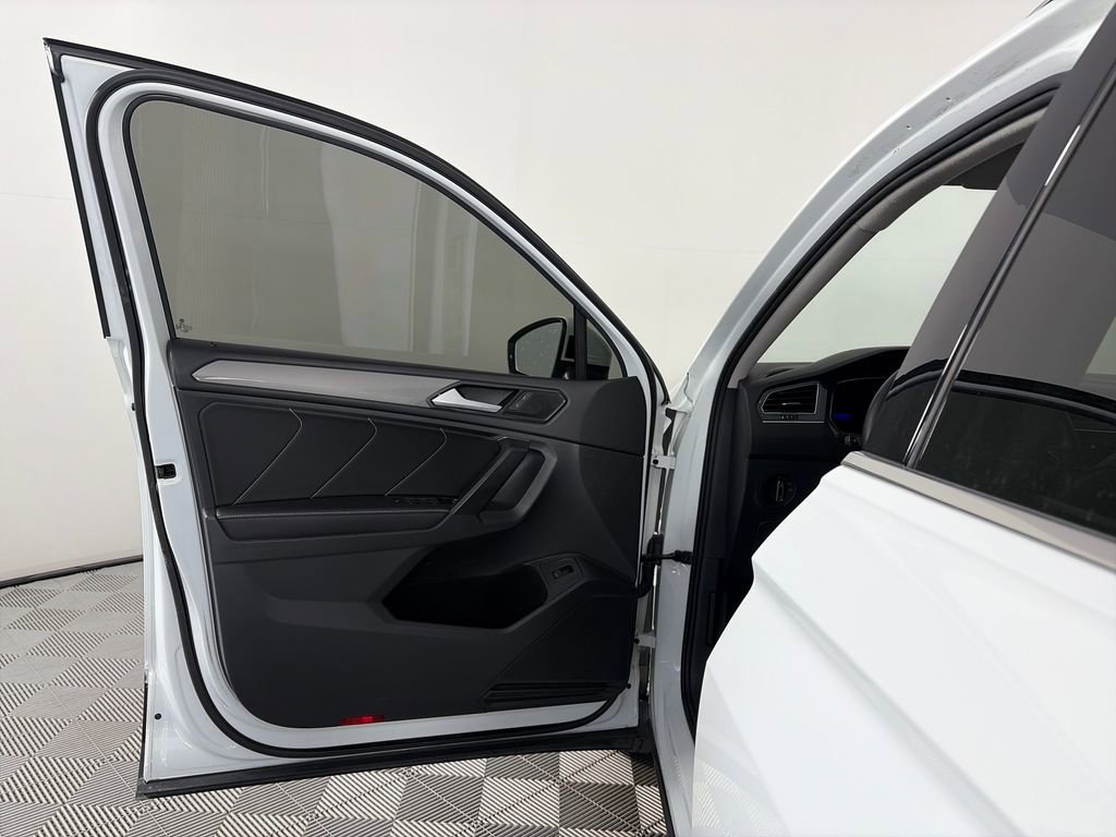 Used 2022 Volkswagen Tiguan SE AWD/4WD image 10
