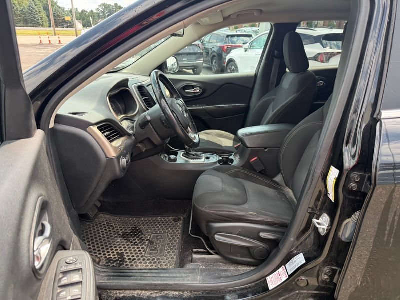 Used 2017 Jeep Cherokee Latitude w/ Cold Weather Group AWD/4WD image 9