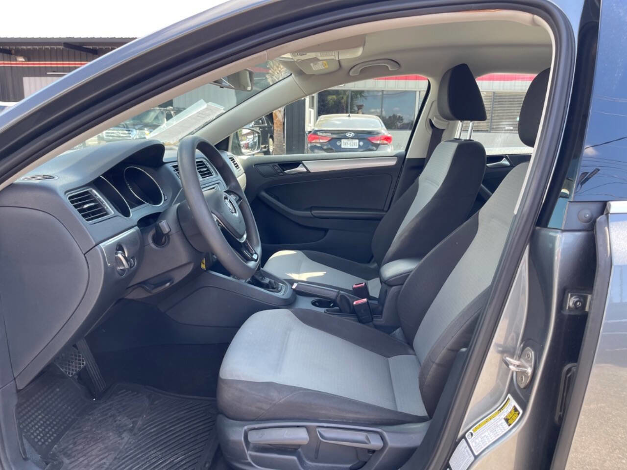 Used 2017 Volkswagen Jetta S image 9