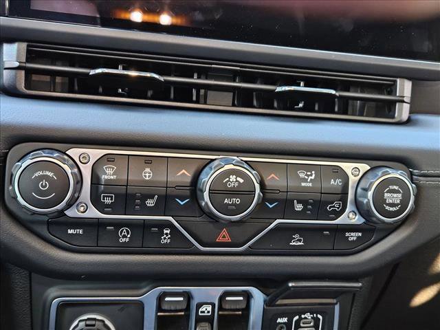 Used 2025 Jeep Gladiator Sport image 16