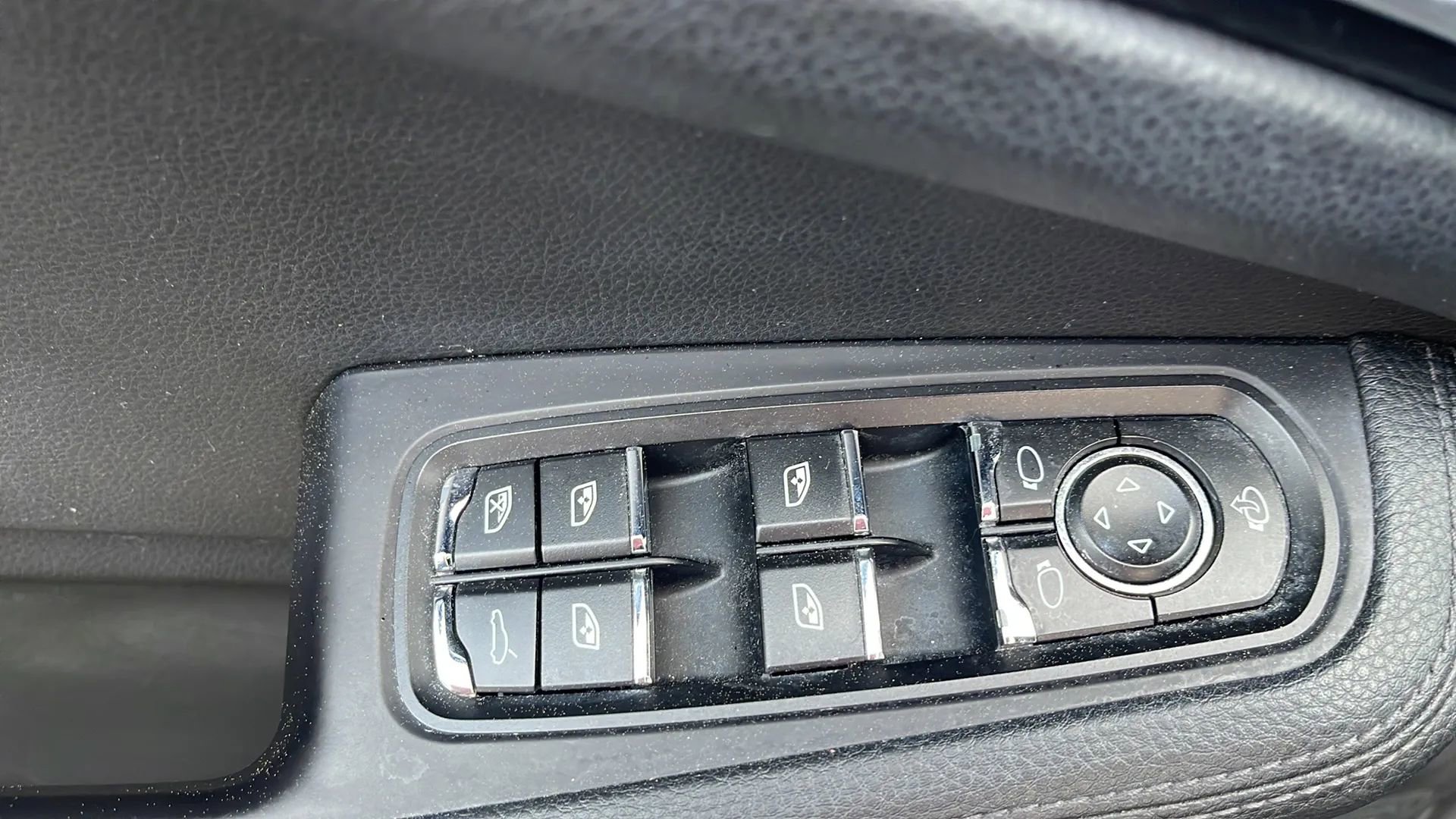 Used 2017 Porsche Macan image 25