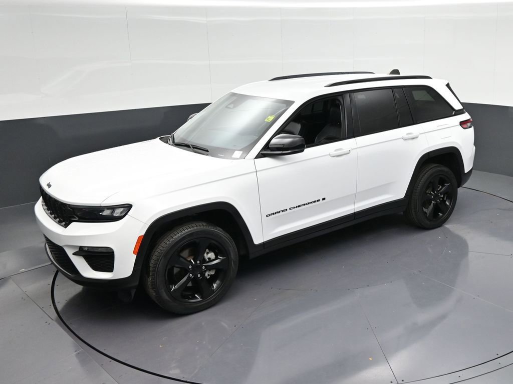 Used 2024 Jeep Grand Cherokee Limited w/ Black Appearance Package AWD/4WD image 30