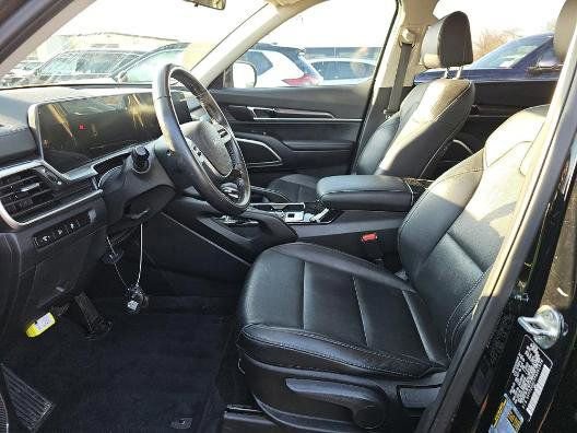 Used 2023 Kia Telluride LX image 2