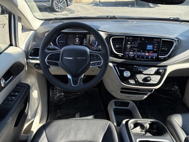 Used 2024 Chrysler Pacifica Select image 4