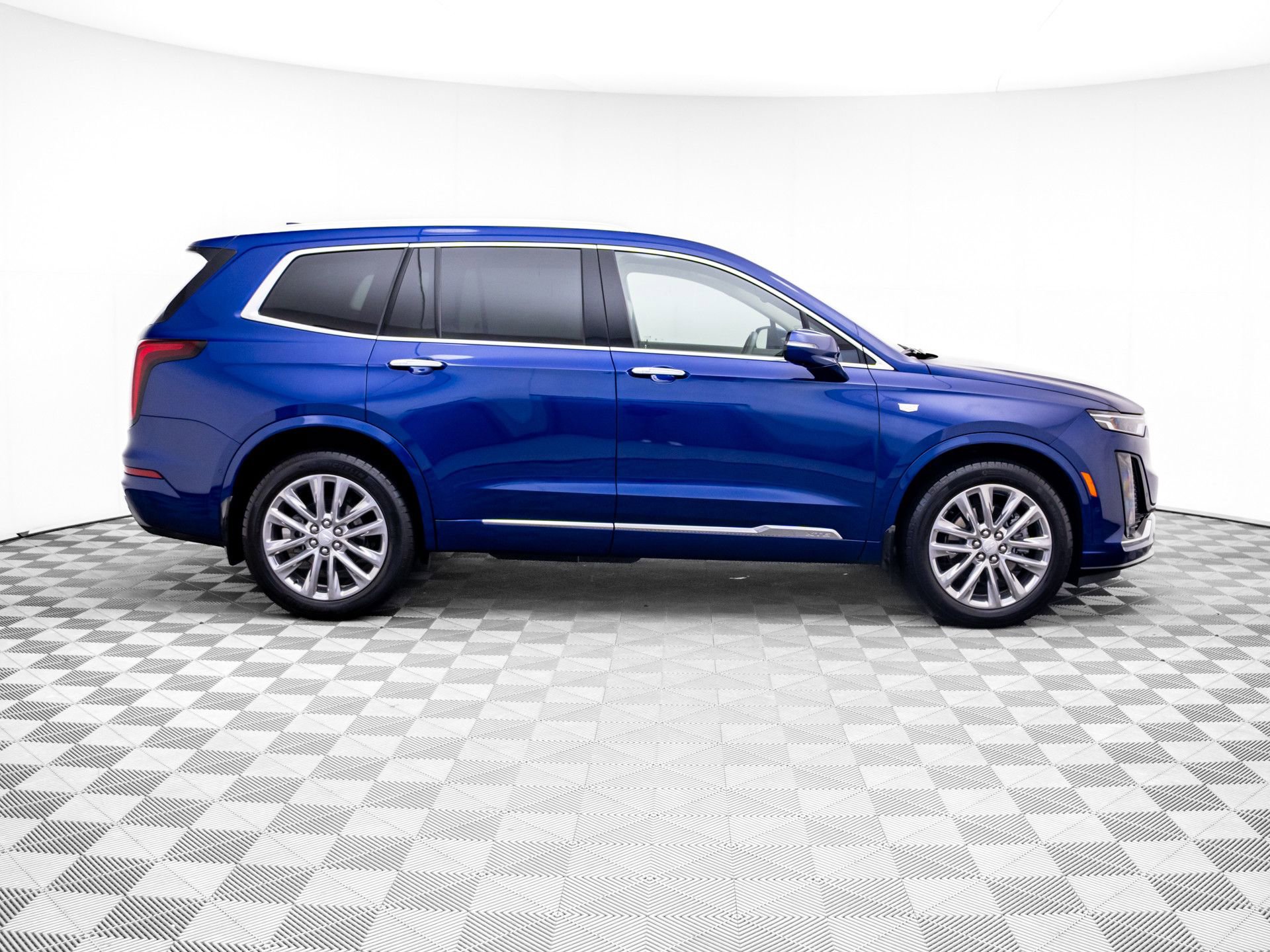 Used 2025 Cadillac XT6 Premium Luxury w/ Technology Package AWD/4WD image 6