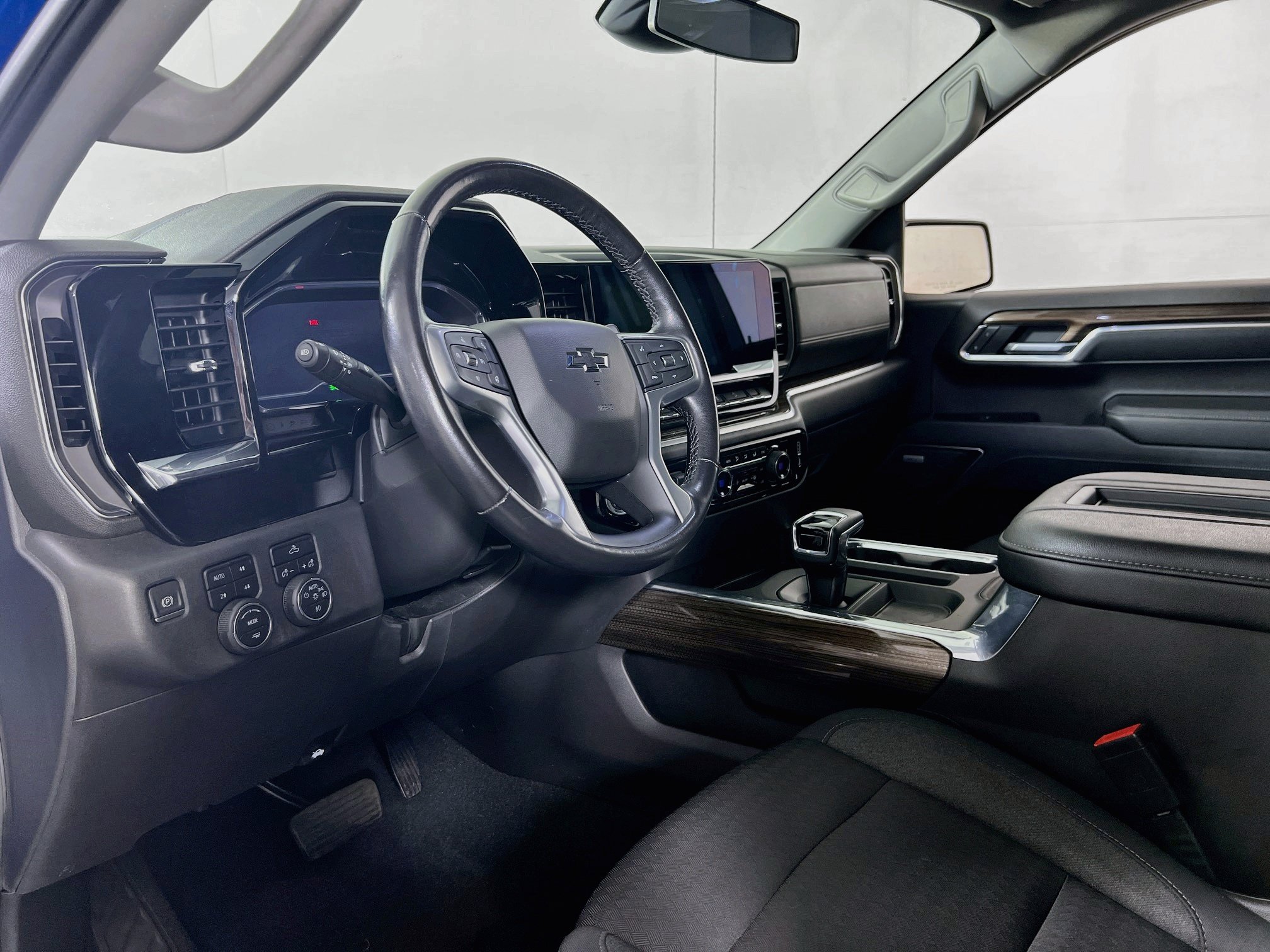 Used 2022 Chevrolet Silverado 1500 LT Trail Boss w/ Convenience Package II AWD/4WD image 9