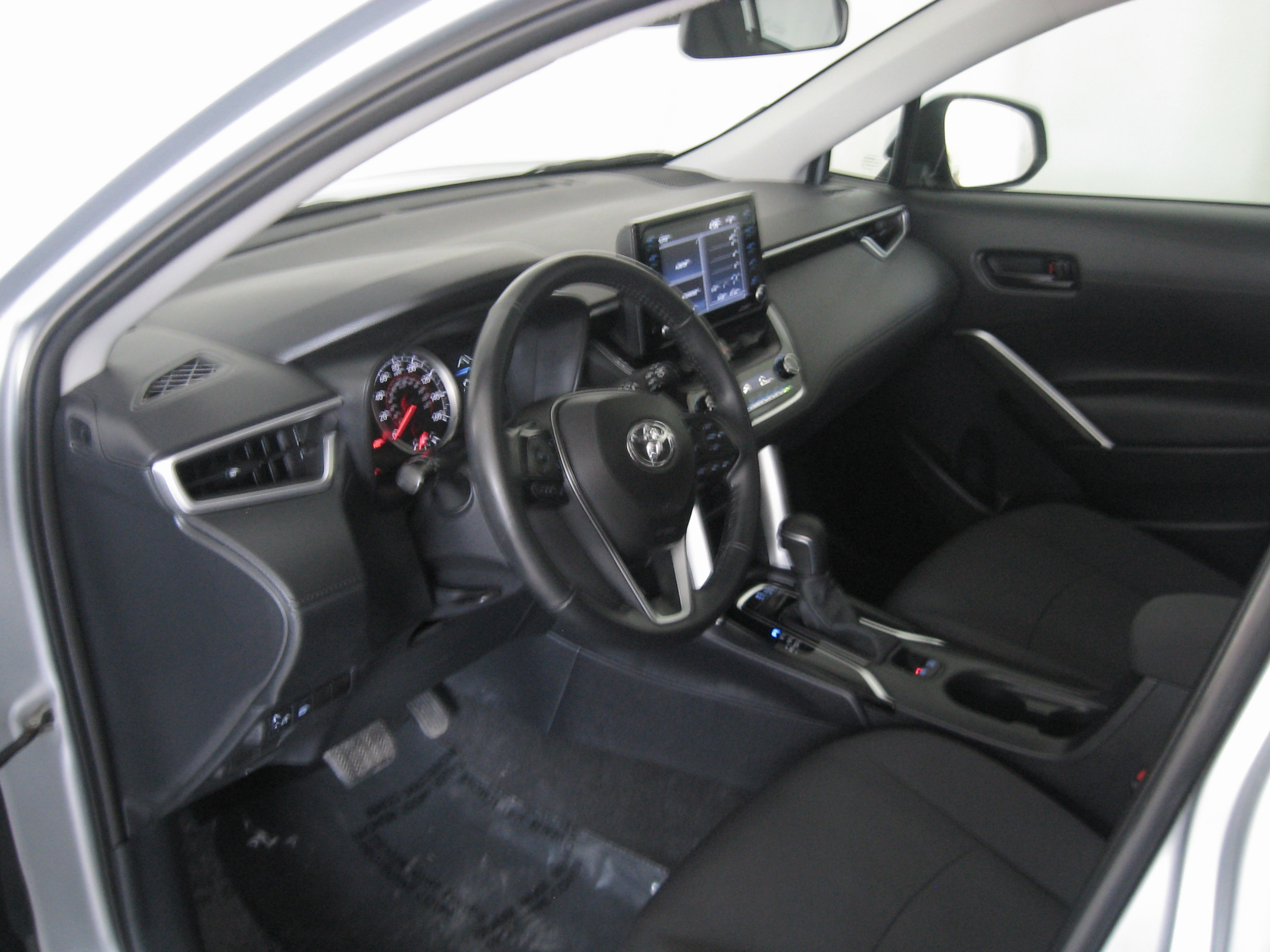 Certified 2022 Toyota Corolla Cross LE w/ Moonroof Package AWD/4WD image 11