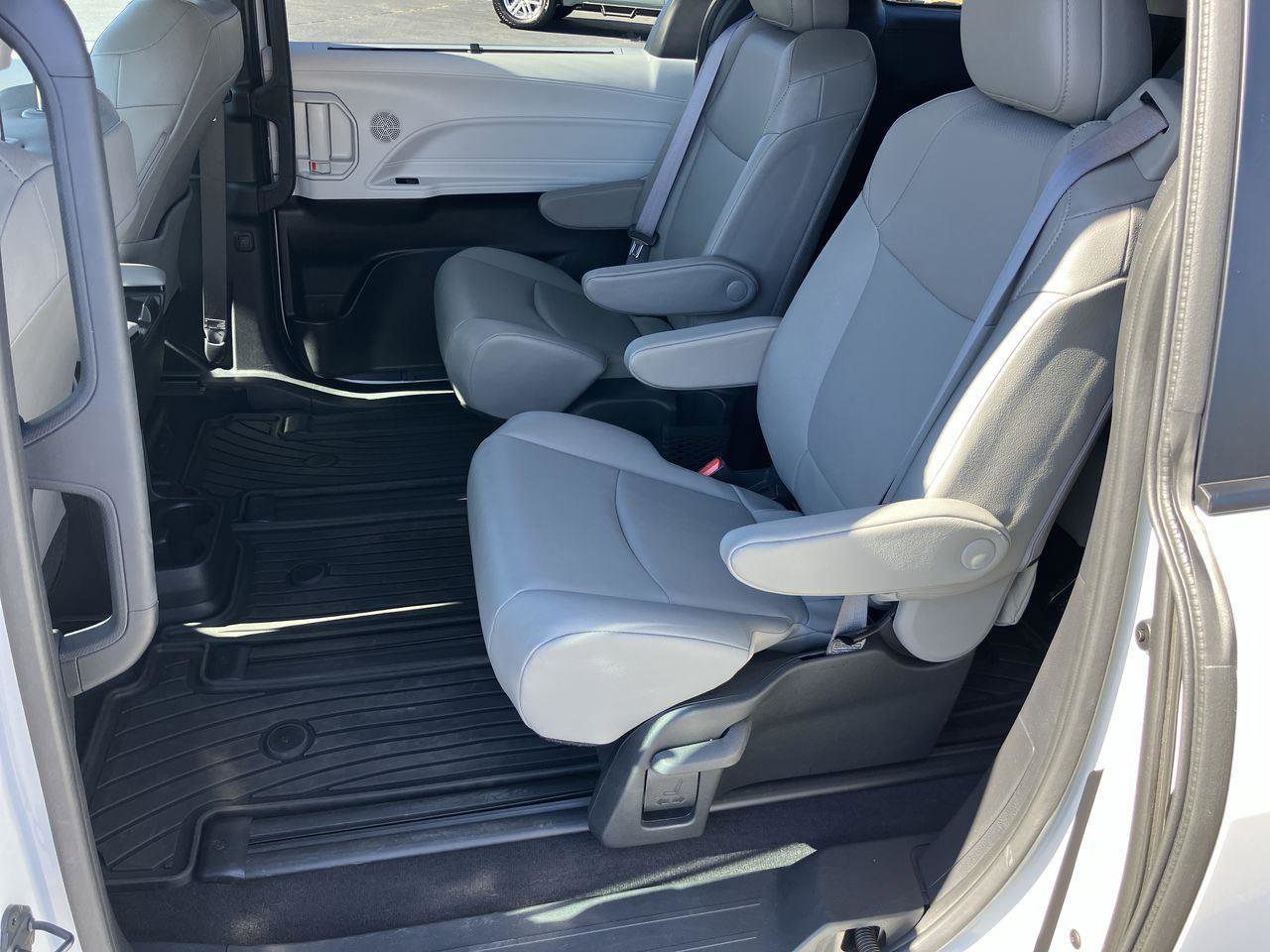 Used 2025 Toyota Sienna XLE image 22