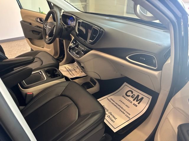 Used 2024 Chrysler Pacifica Touring-L FWD image 14