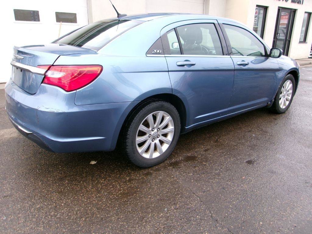 Used 2011 Chrysler 200 Touring FWD image 3