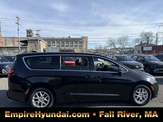 Used 2023 Chrysler Pacifica Touring-L image 3