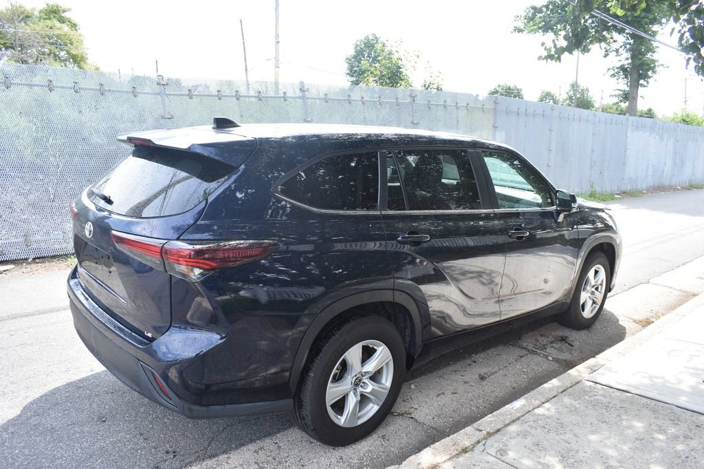 Used 2025 Toyota Highlander LE FWD image 5