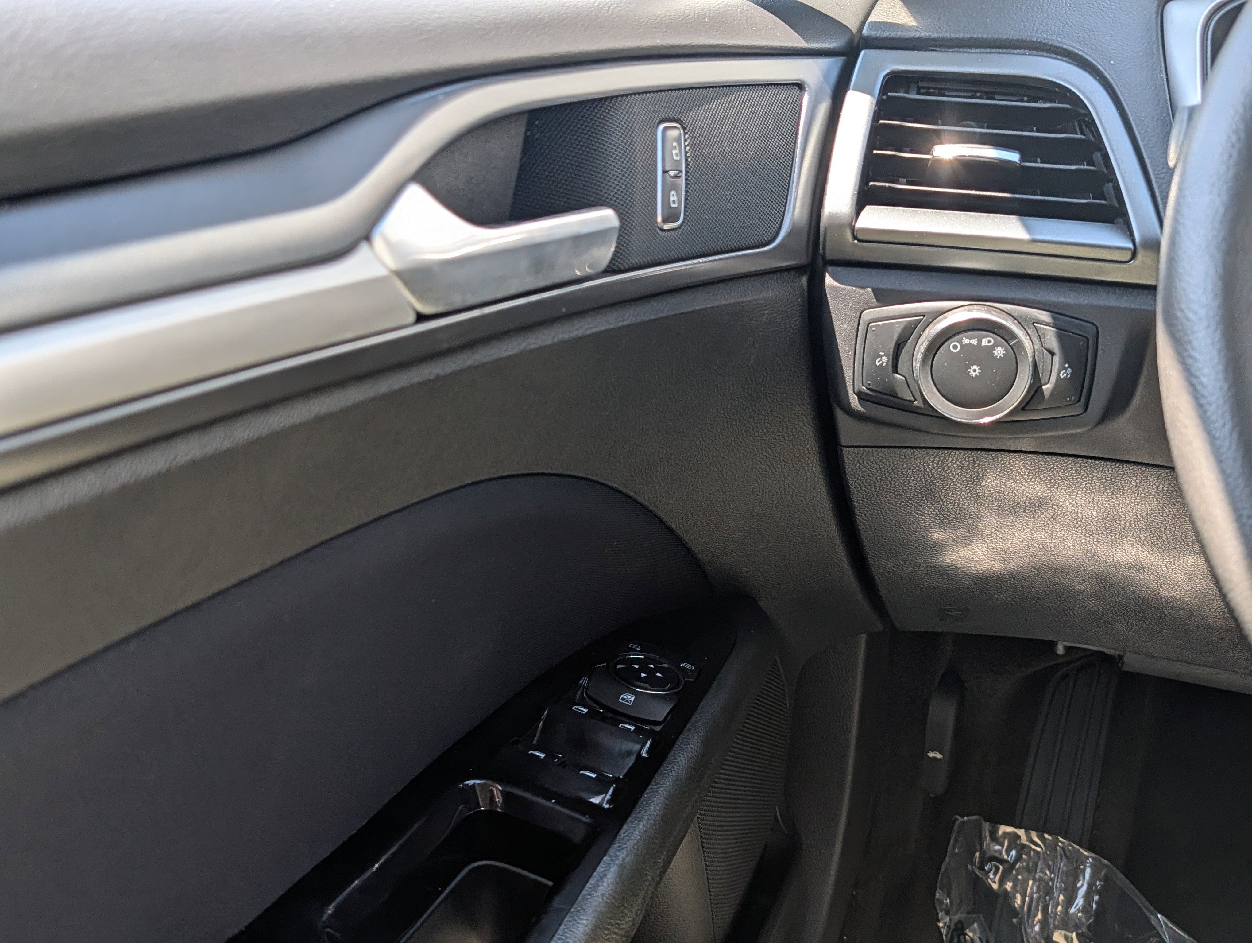 Used 2015 Ford Fusion SE FWD image 22