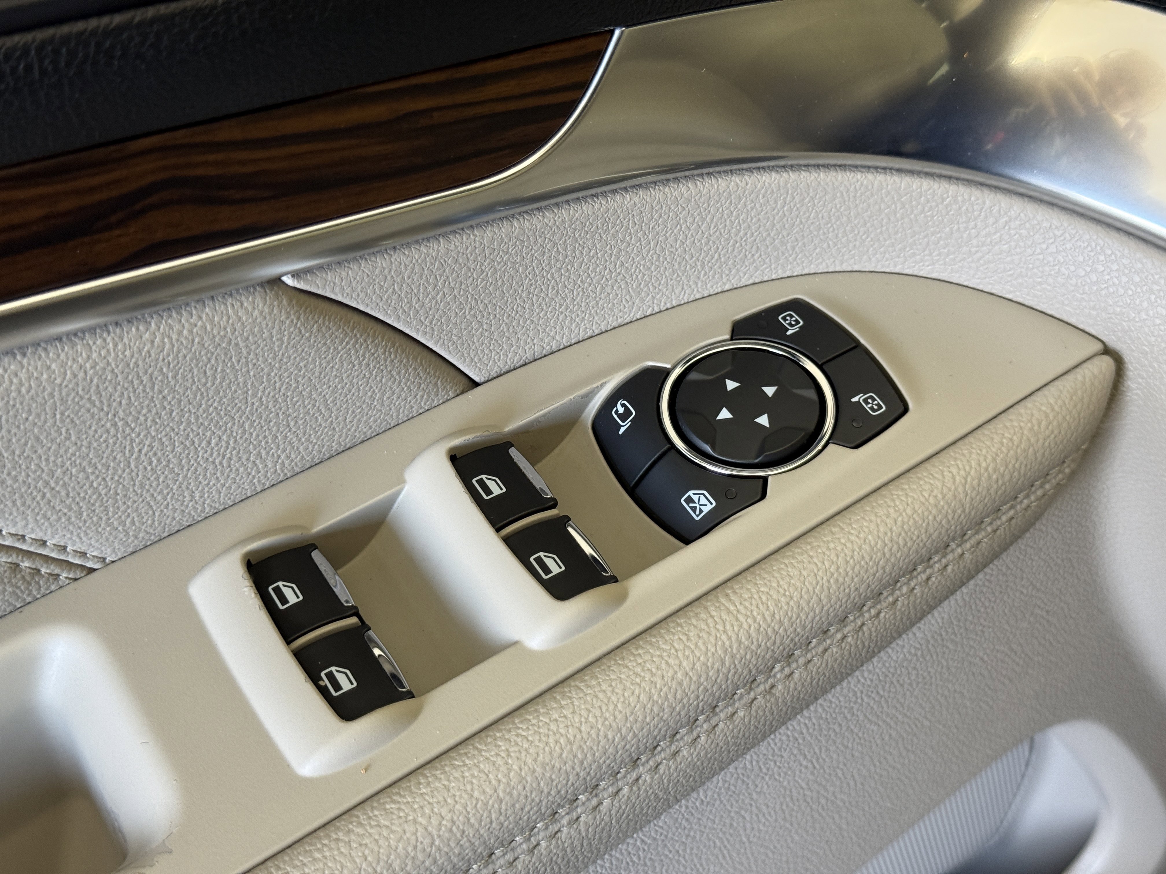 Certified 2019 Ford Explorer Limited w/ Ford Safe & Smart Package image 17