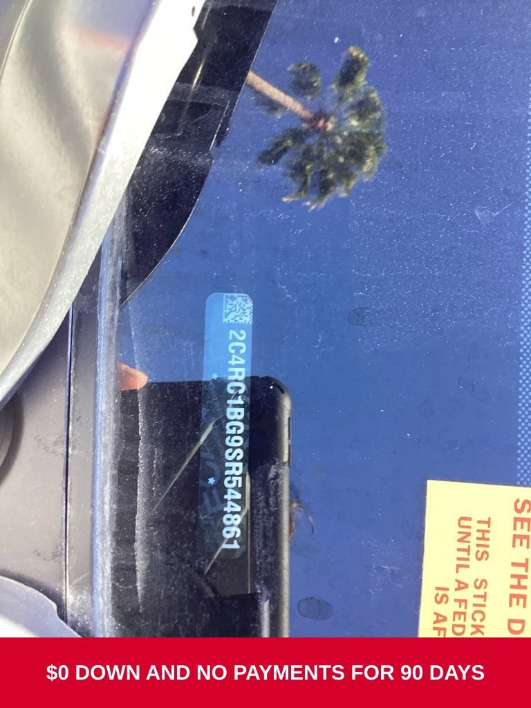 Used 2025 Chrysler Pacifica Select FWD image 2