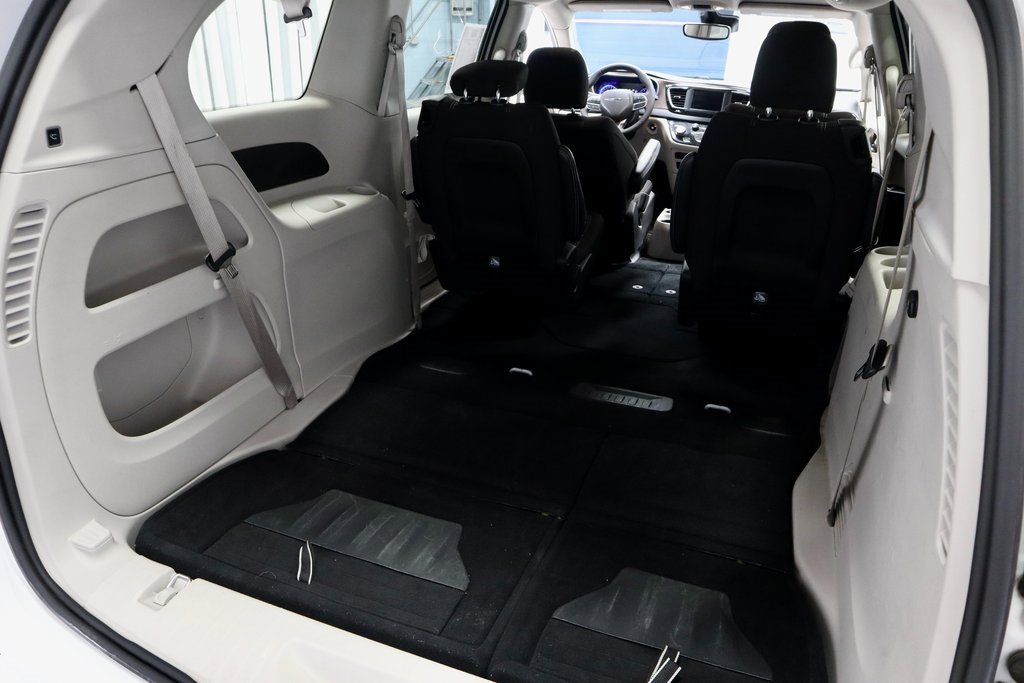 Used 2023 Chrysler Voyager LX image 14