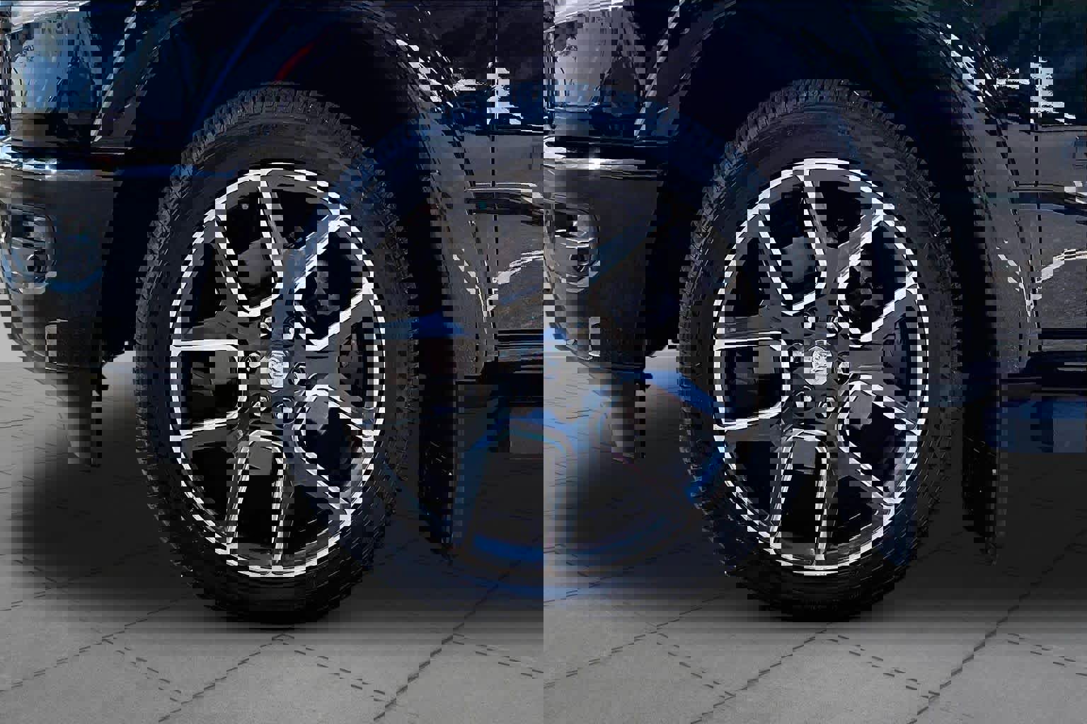 Used 2019 RAM 1500 Laramie AWD/4WD image 11