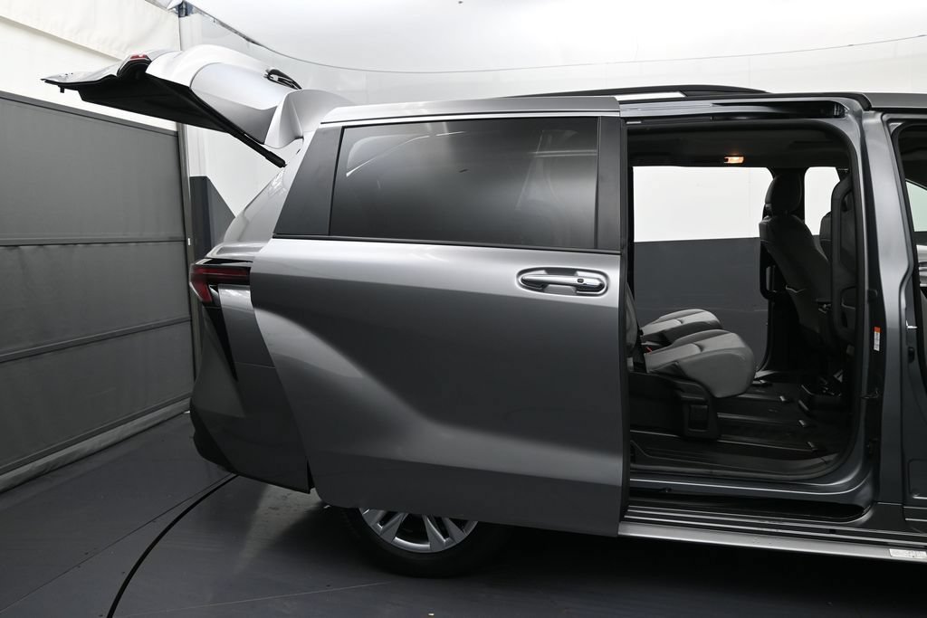 Used 2026 Toyota Sienna XLE FWD image 10