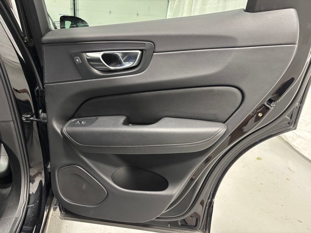 Used 2022 Volvo XC60 B5 Momentum w/ Climate Package AWD/4WD image 45