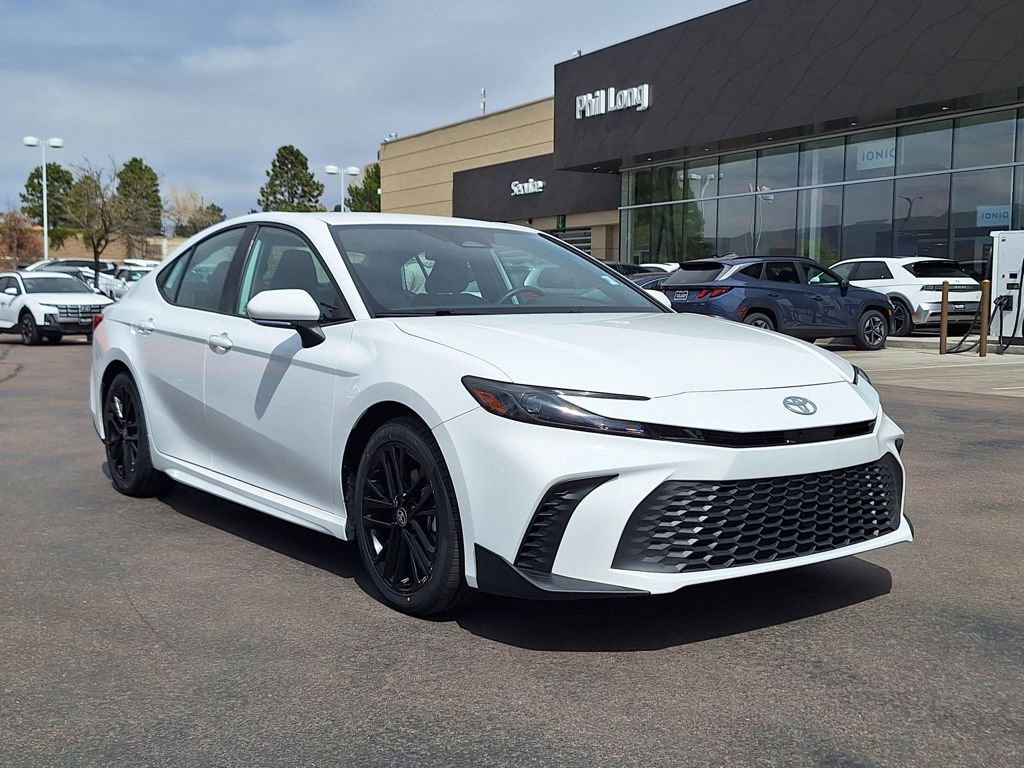Used 2025 Toyota Camry SE image 1
