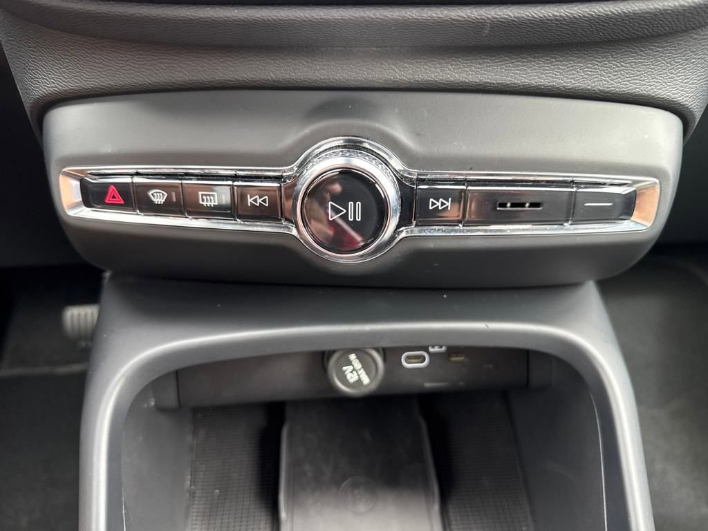 Used 2025 Volvo XC40 B5 Core image 27