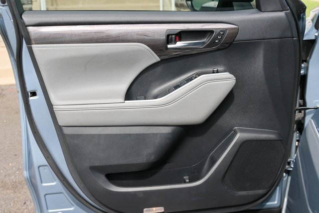 Used 2021 Toyota Highlander Limited image 11