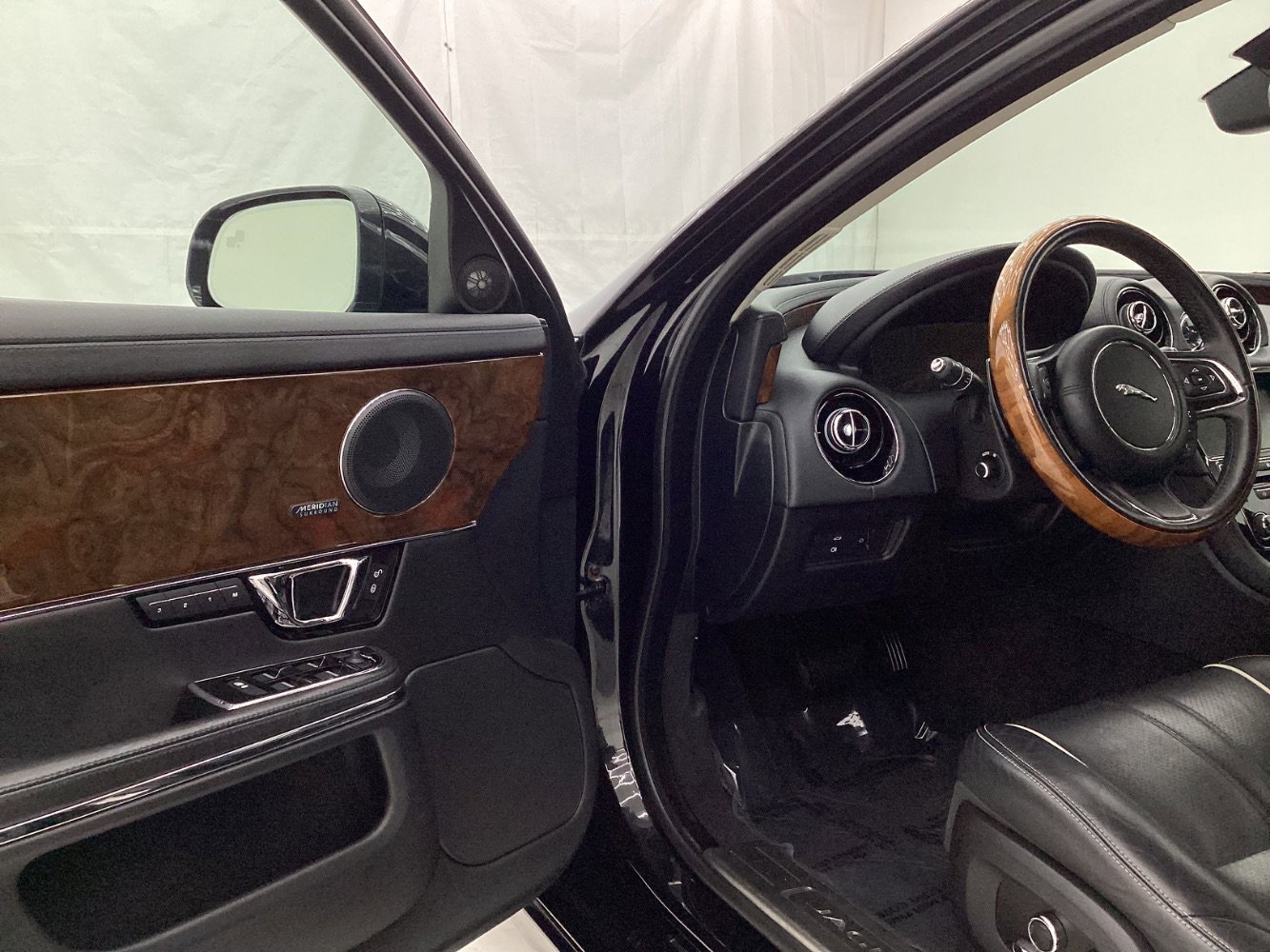 Used 2018 Jaguar XJ R-Sport image 16