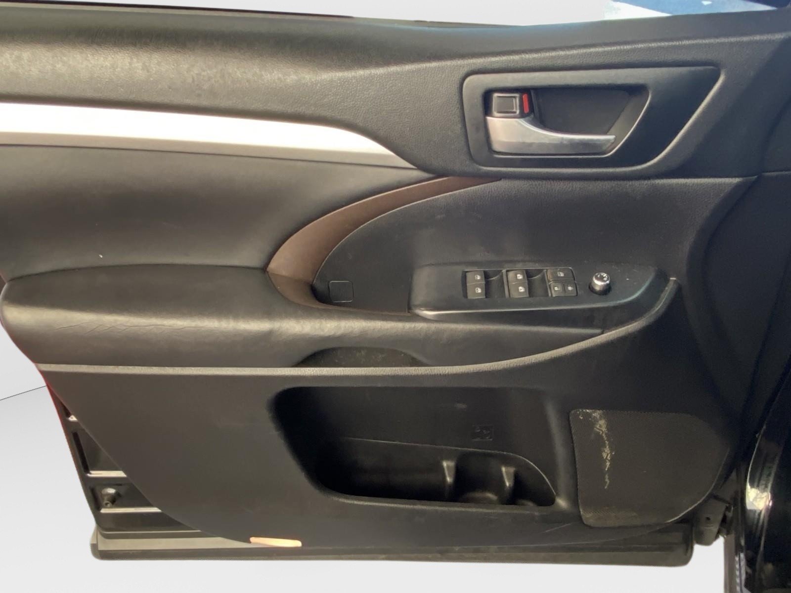 Used 2019 Toyota Highlander XLE AWD/4WD image 21