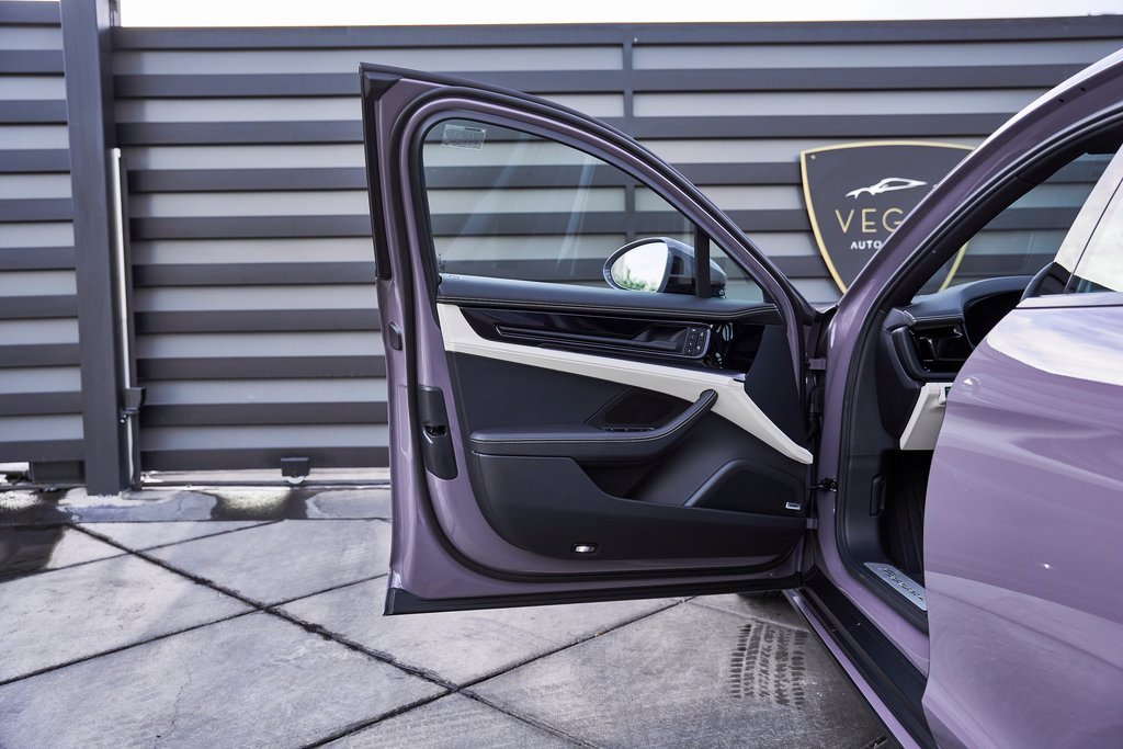 Used 2025 Porsche Panamera 4 w/ Premium Package image 34