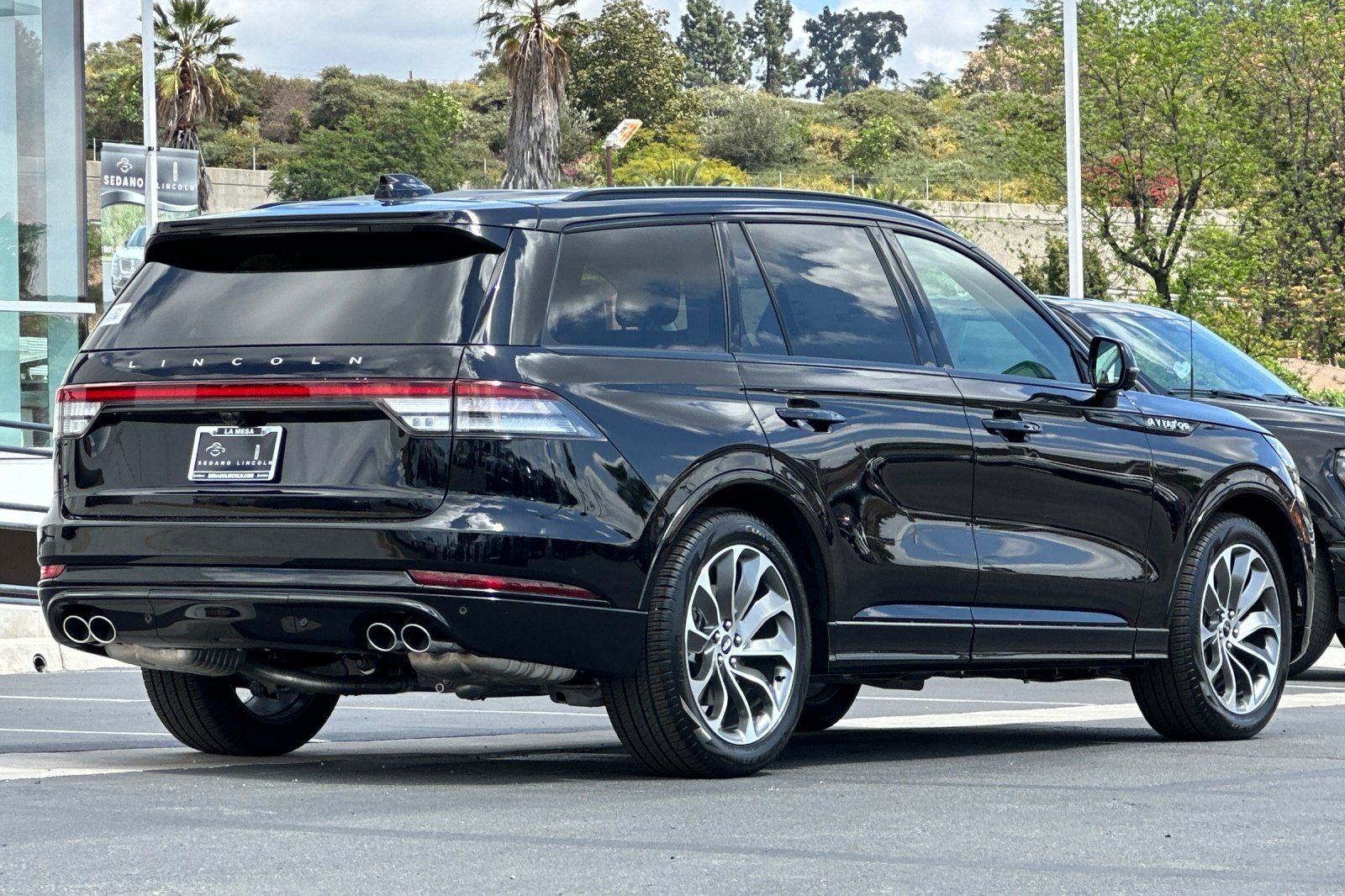 New 2026 Lincoln Aviator 2WD w/ Jet Appearance Package image 3