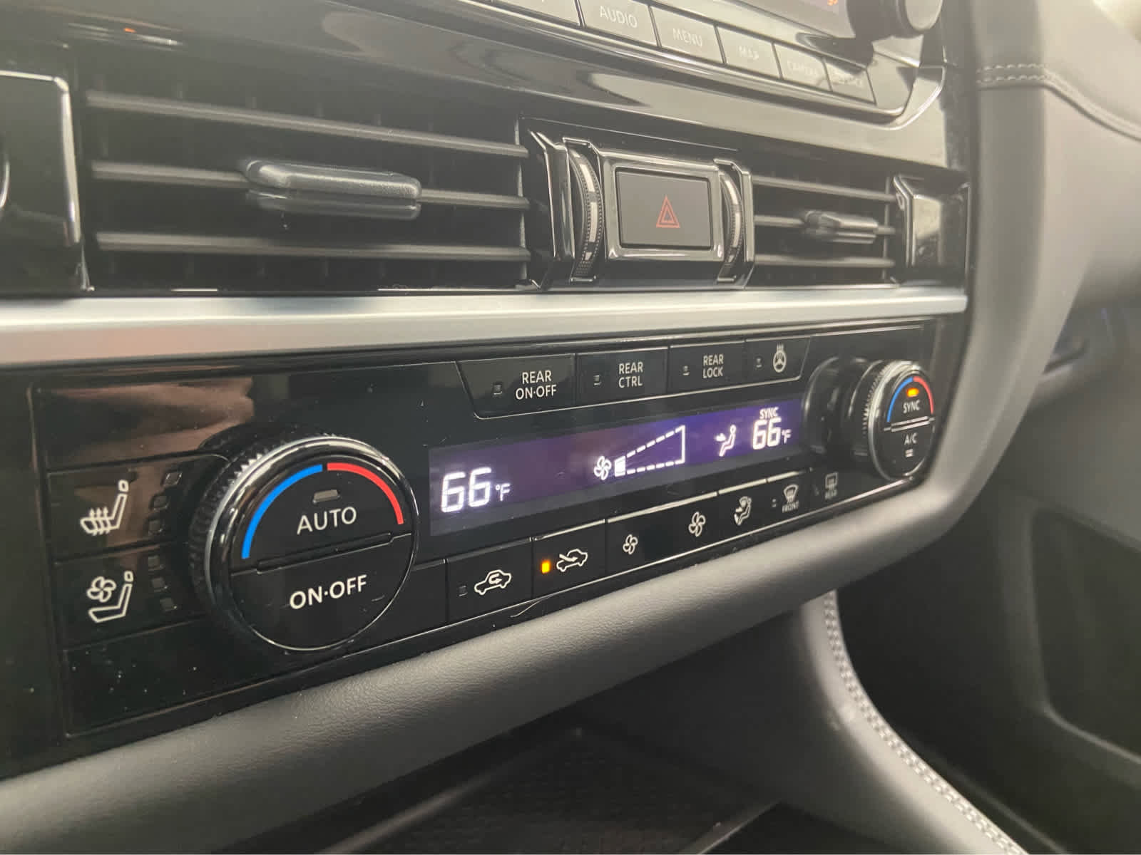 Used 2025 Nissan Pathfinder Platinum w/ Cargo Package image 32