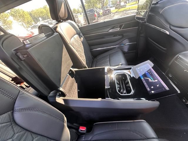 Used 2025 Jeep Grand Wagoneer Series III w/ Rear Seat Video Group 1 AWD/4WD image 29
