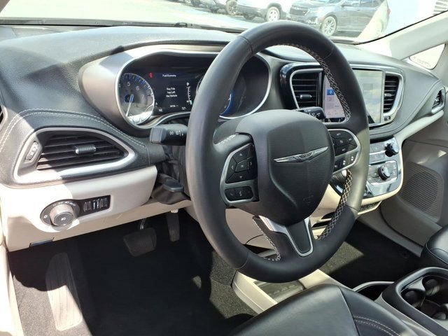 Used 2023 Chrysler Pacifica Touring-L FWD image 8