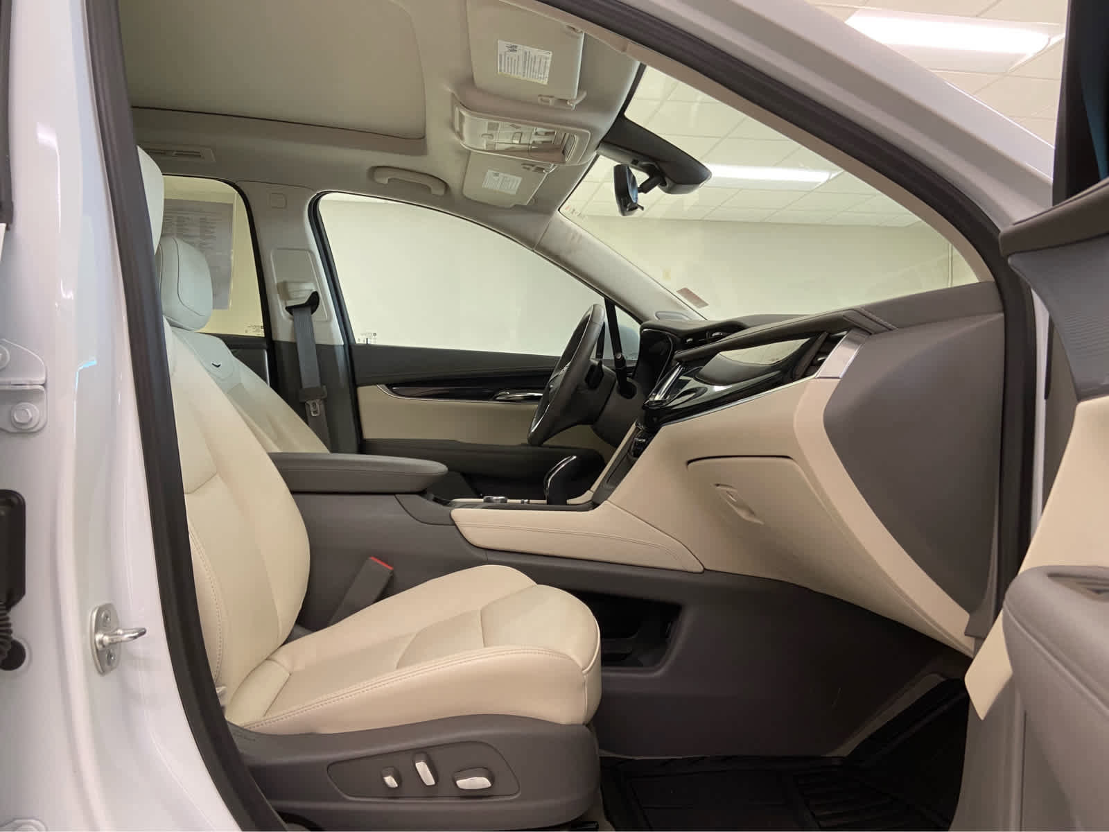 Used 2024 Cadillac XT6 Premium Luxury w/ Technology Package FWD image 21